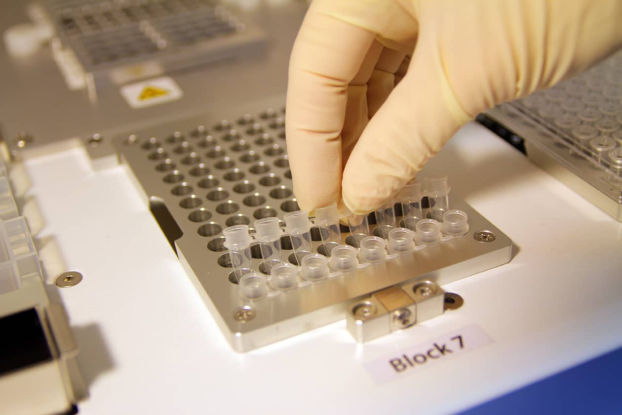 <hr>Barrette de tubes de PCR sur le plateau d’un automate de préparation de banques pour le séquençage à haut débit.