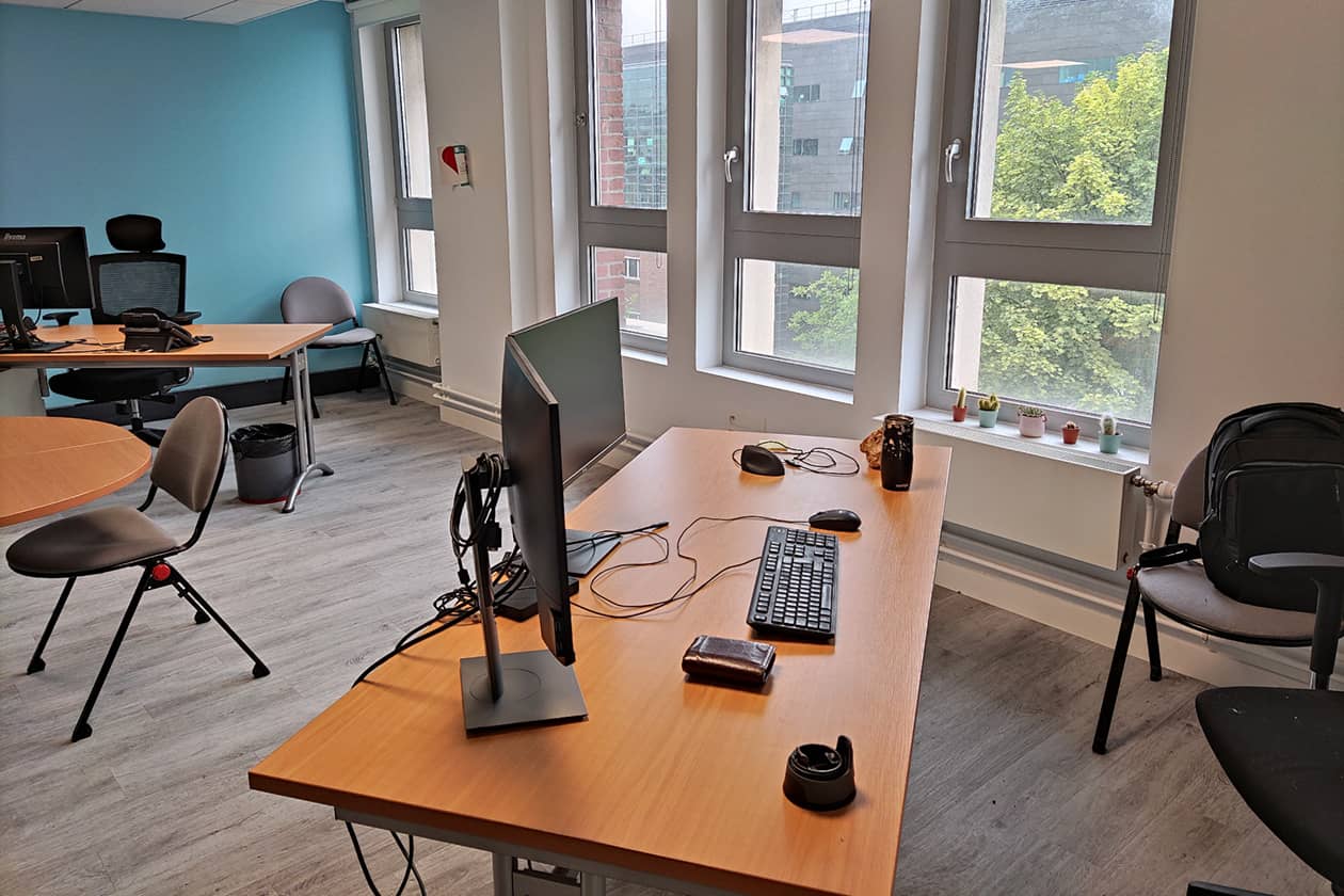 <hr>Poste de travail équipé à disposition des ingénieurs de la plateforme.