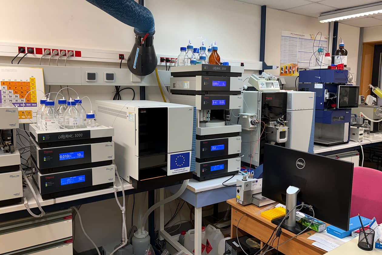 <hr>Salle de chromatographie pour le suivi des synthèses organiques.