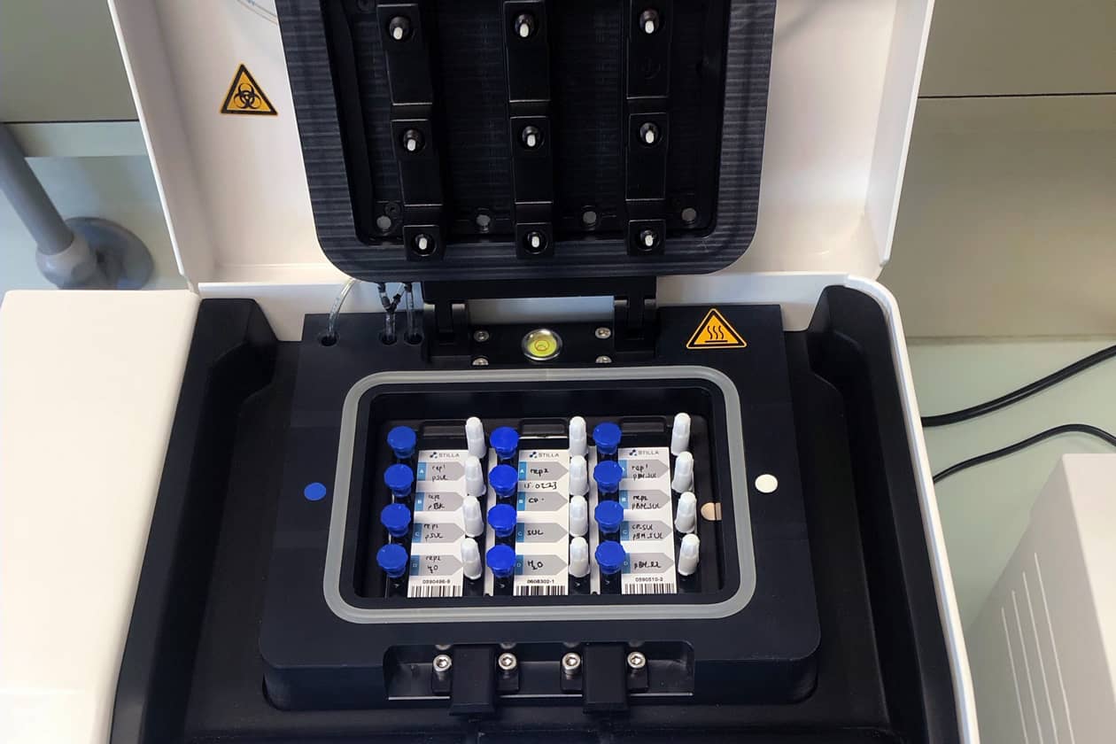 <hr>Instrument de ddPCR Naica avec puces Saphyr.