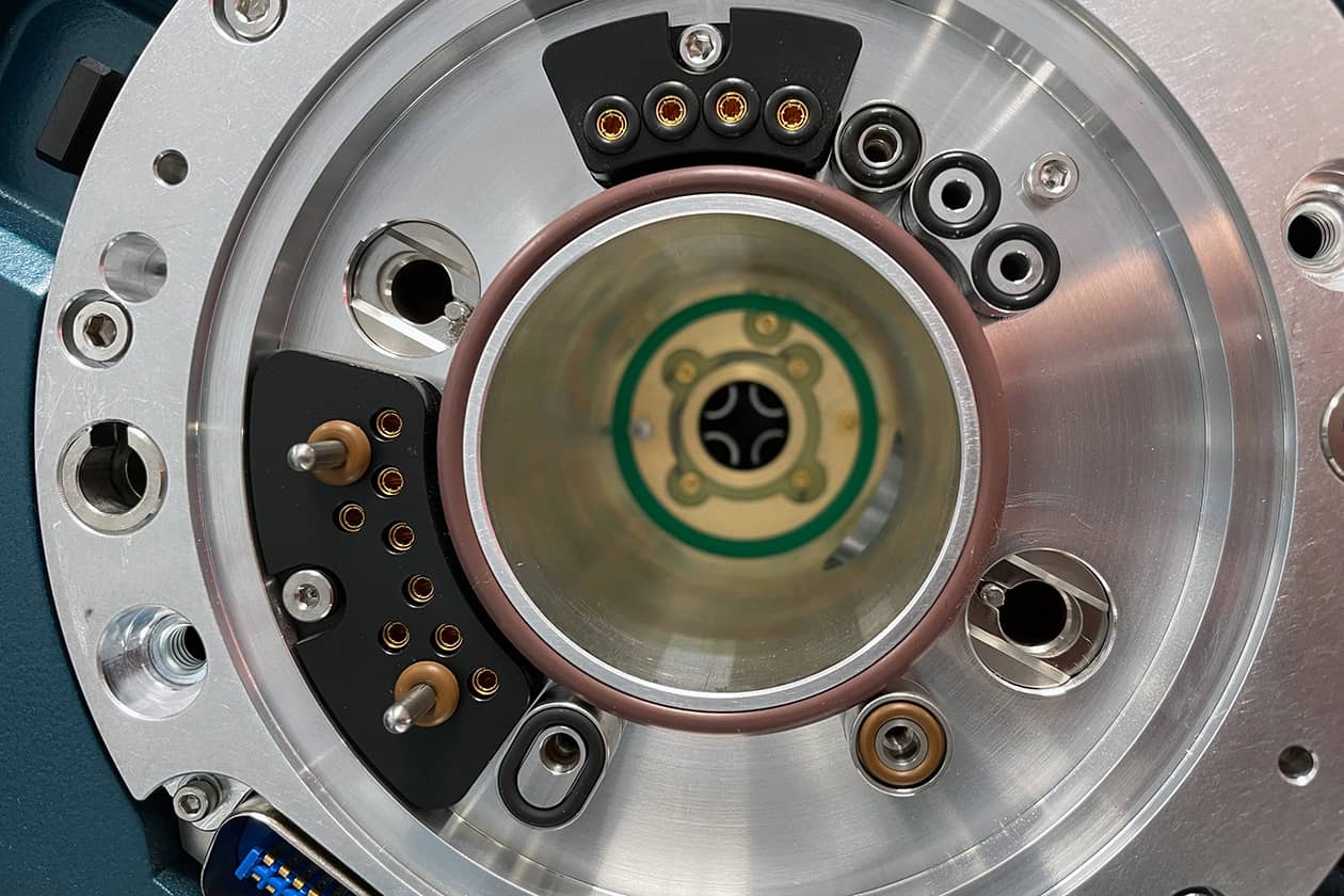 <hr>Ouverture d'un spectromètre de masse après une opération de maintenance préventive réalisée par le personnel de la plateforme.