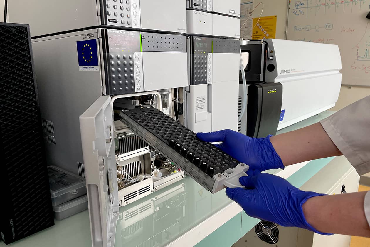 <hr>Chargement d’un passeur d’échantillons. Des vials ou plaques 96 puits sont utilisés en fonction du nombre et du volume des échantillons.