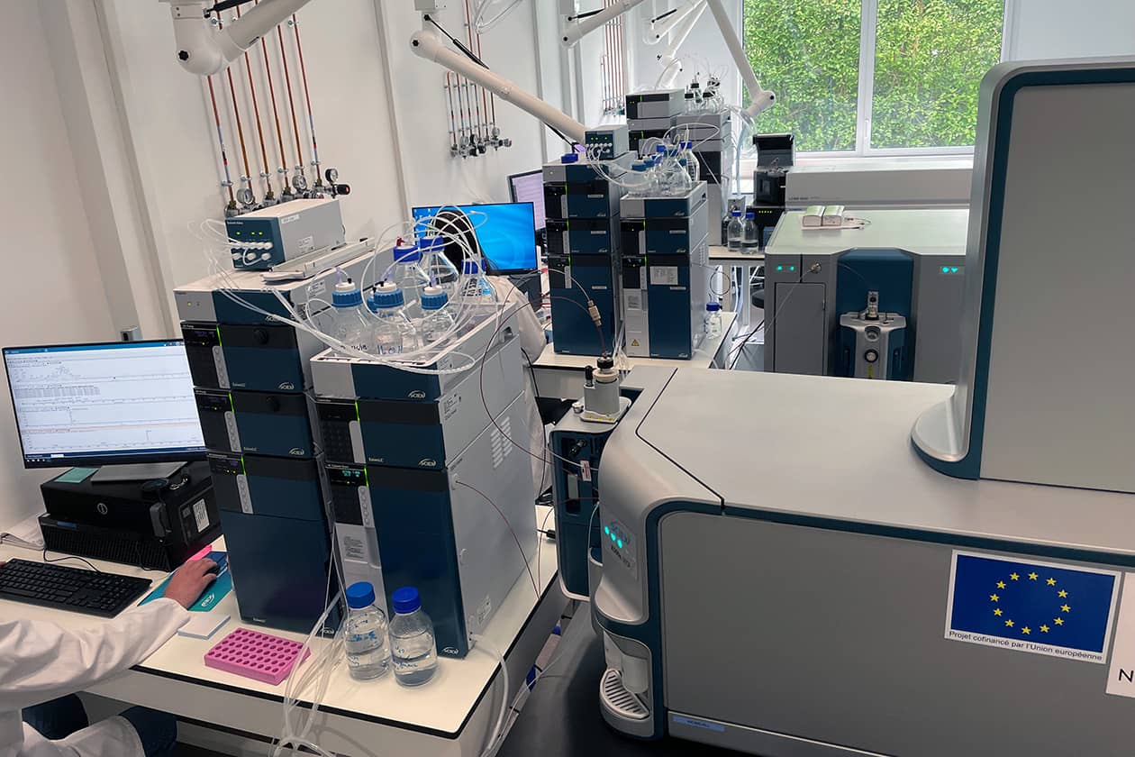<hr>PRISMM dispose de 100 m2 dédiés à ses activités, incluant une salle de préparation des échantillons, des laboratoires de LC-MS et GC-MS.