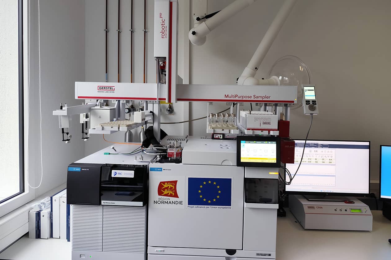 <hr>Appareil SBSE-(Py)-GC-MS/MS capable de doser des biomarqueurs d’exposition aux pesticides ou des microplastiques à l’état de traces dans les urines.