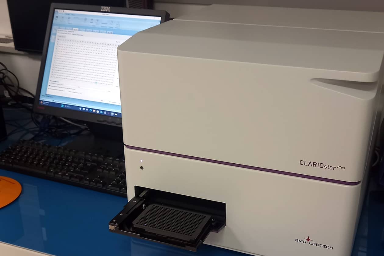 <hr>Fluorimètre CLARIOstar pour les tests d’activité ou d’interaction par les techniques de fluorescence, de polarisation ou HTRF.