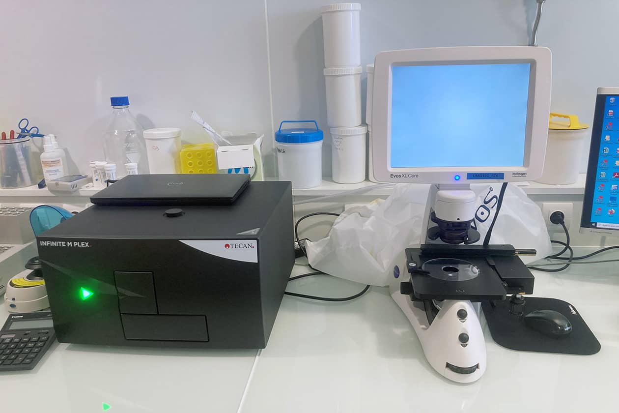 <hr>Fluorimètre Tecan Infinite M200 utilisé pour les tests de criblage ou l’évaluation de la cytotoxicité des composés.