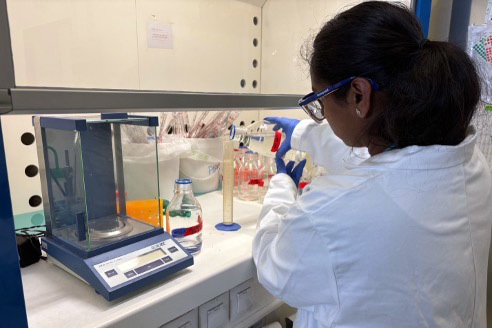 <hr>Dans un objectif éco-responsable, la plateforme CYBIO prépare ses propres liquides de gaine.