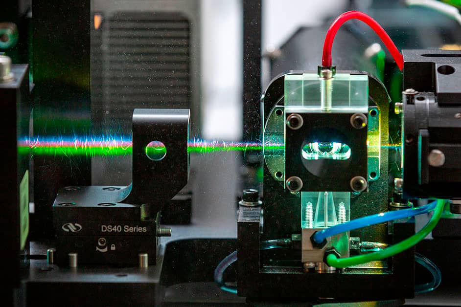 <hr>Banc optique avec lasers.