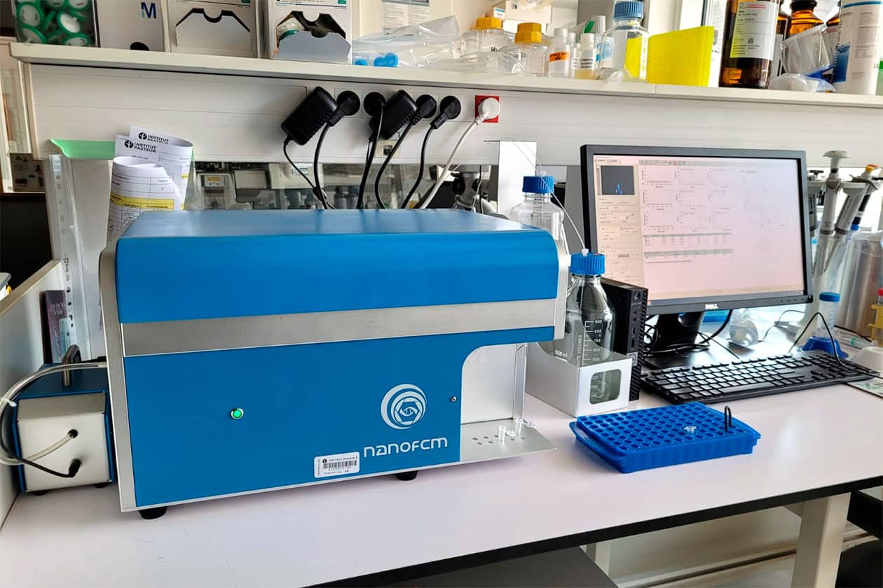 <hr>Cytomètre dédié à la quantification et la mesure de vésicules extracellulaires supérieures à 40 nm.