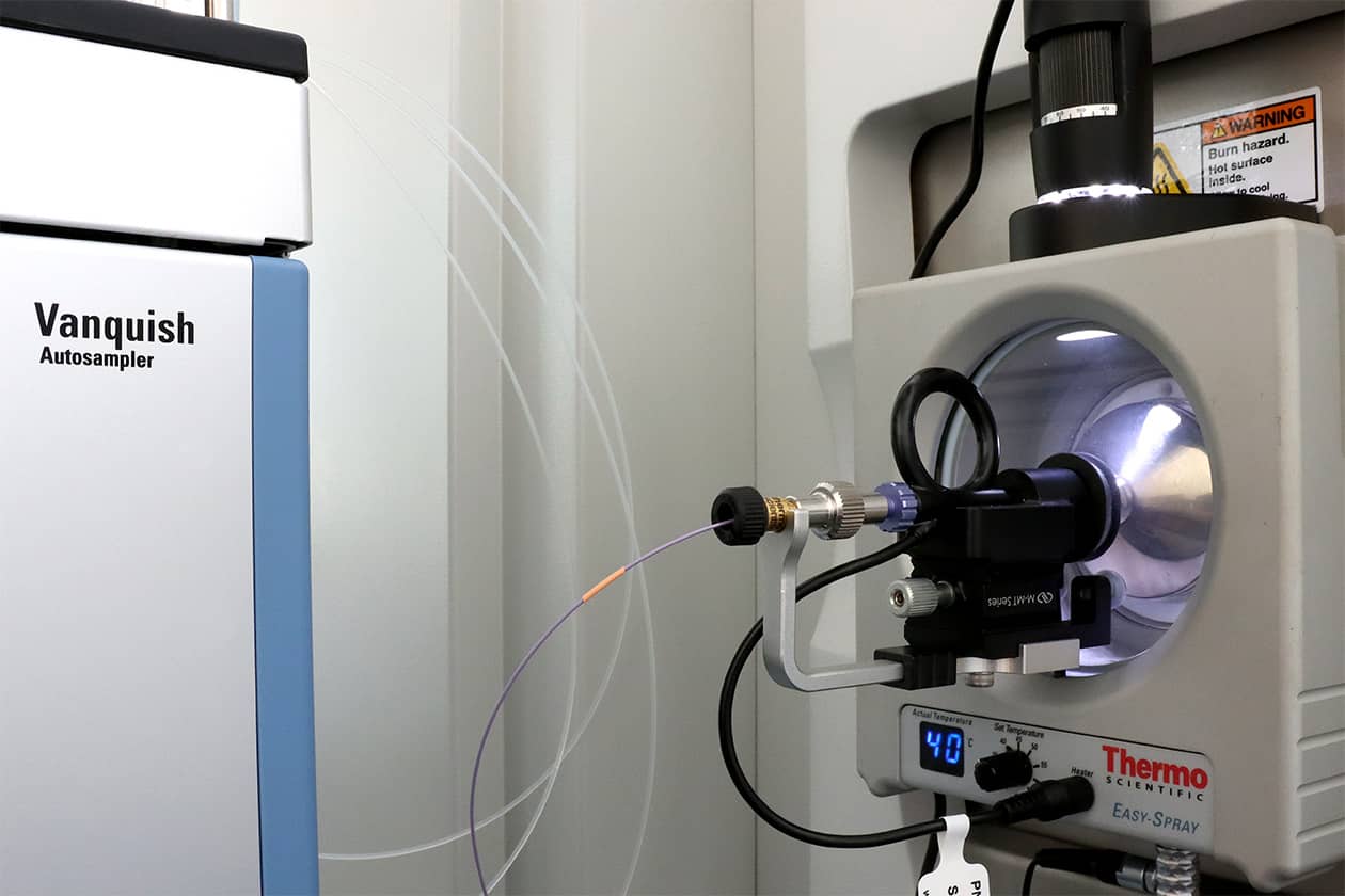 <hr>Spectromètre de masse Q Exactive Plus Thermo Scientific relié à une UPLC Vanquish Neo.