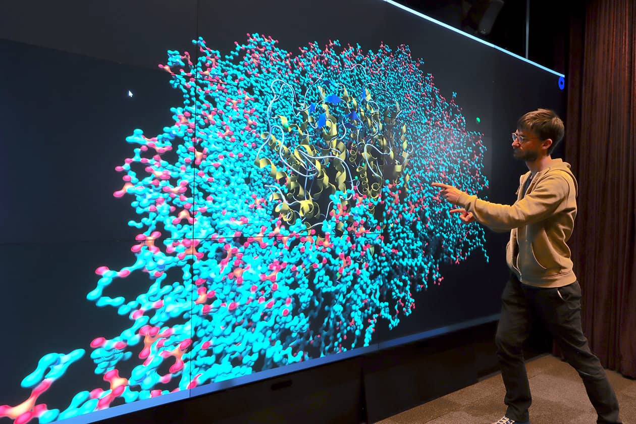 <hr>Visualisation sur un mur d’écrans stéréoscopiques d’une protéine membranaire au sein d’une bicouche lipidique.