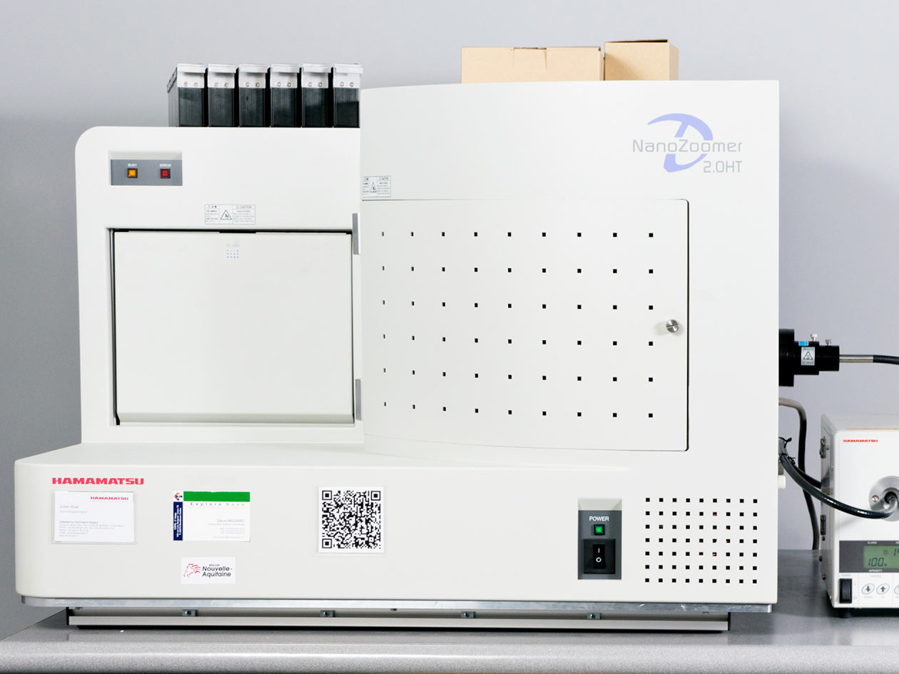 <hr>Scanner de lames NanoZoomer 2.0 HT (Hamamatsu).