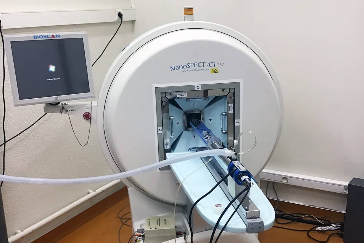 <hr>NanoSPECT/CT Plus Bioscan équipé de collimateurs pour des acquisitions haute résolution et sensibilité chez le rat et la souris.