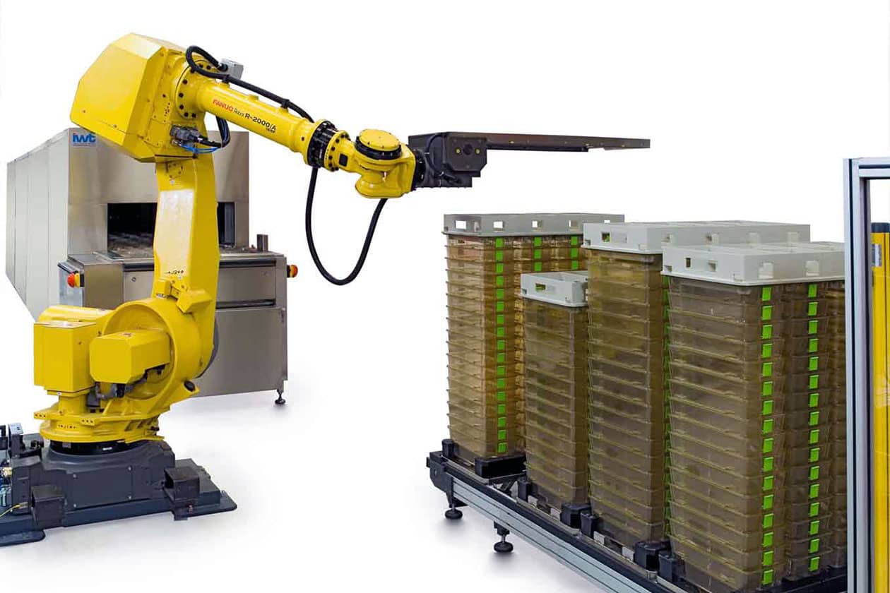 <hr>Robot de lavage de cages avec une capacité de 13 000 cages par semaine.