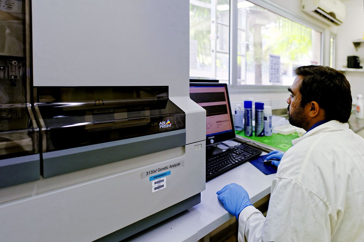 <hr>Utilisateur de la plateforme sur le séquenceur 16 capillaires Applied Biosystems 3130XL. © R. Carayol.