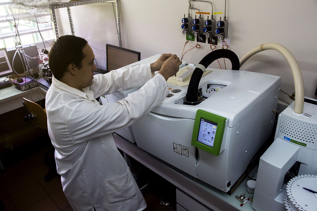 <hr>Chaine GC-MS-EAD couplant la chromatographie en phase gazeuse, la spectrométrie de masse et l’électroantennodétection. © F. Huitorel.