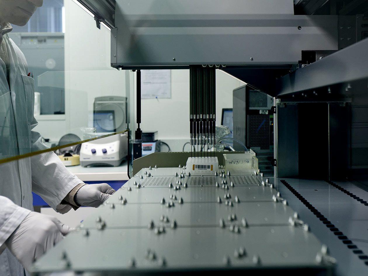 <hr>Pipetage automatique des réactifs de génotypage.
