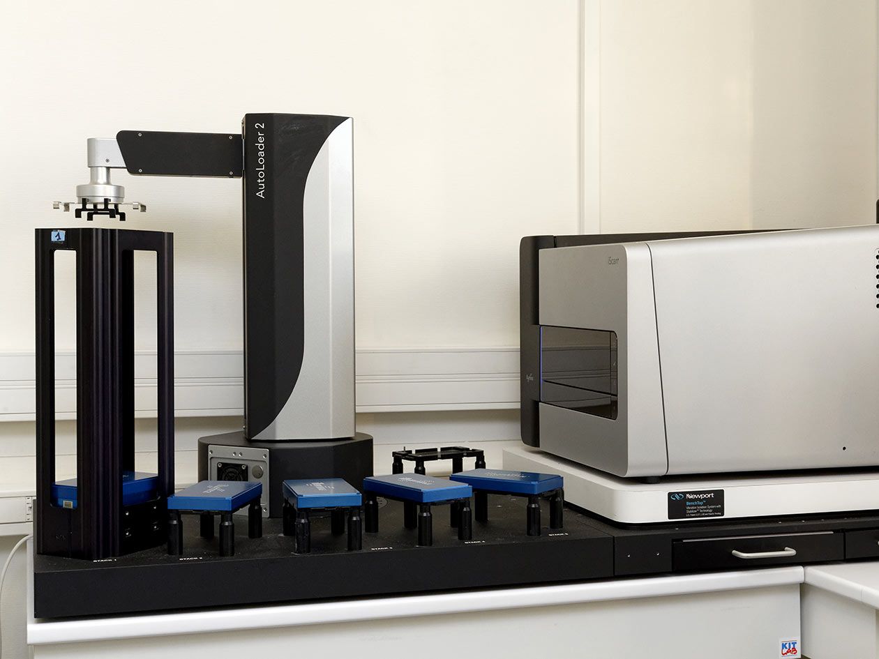 <hr>Bras robotisé et scanner de lames Illumina.