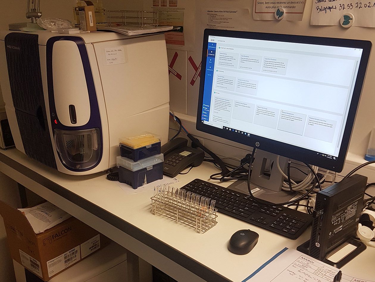<hr>Trieur de cellules de type FACS utilisé pour des opération de clonage cellulaire.